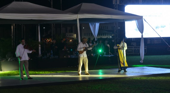Con la participación de la Orquesta Municipal de Xalapa, el Mariachi Estelar y el grupo Tlen Huicani, concluyó este sábado la cuarta edición del Festival de Las Flores Xalapa llena de Luz 2017, el cual reunió a cientos de familias en el Estadio Xalapeño.