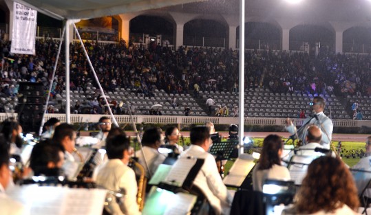 Con la participación de la Orquesta Municipal de Xalapa, el Mariachi Estelar y el grupo Tlen Huicani, concluyó este sábado la cuarta edición del Festival de Las Flores Xalapa llena de Luz 2017, el cual reunió a cientos de familias en el Estadio Xalapeño.