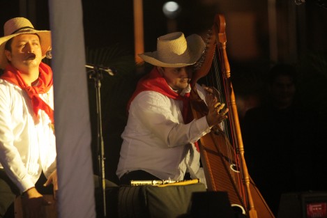 Con la participación de la Orquesta Municipal de Xalapa, el Mariachi Estelar y el grupo Tlen Huicani, concluyó este sábado la cuarta edición del Festival de Las Flores Xalapa llena de Luz 2017, el cual reunió a cientos de familias en el Estadio Xalapeño.