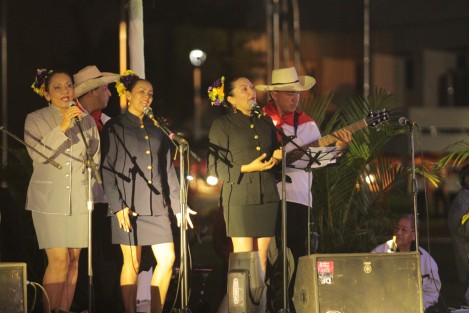Con la participación de la Orquesta Municipal de Xalapa, el Mariachi Estelar y el grupo Tlen Huicani, concluyó este sábado la cuarta edición del Festival de Las Flores Xalapa llena de Luz 2017, el cual reunió a cientos de familias en el Estadio Xalapeño.