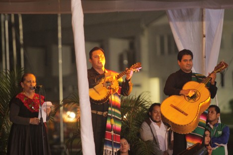 Con la participación de la Orquesta Municipal de Xalapa, el Mariachi Estelar y el grupo Tlen Huicani, concluyó este sábado la cuarta edición del Festival de Las Flores Xalapa llena de Luz 2017, el cual reunió a cientos de familias en el Estadio Xalapeño.