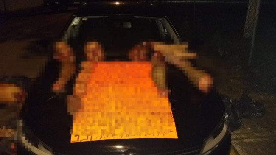 Los cuerpos descuartizados de tres hombres fueron dejados sobre el piso y un vehículo en la colonia Rafael Díaz Serdán de la ciudad de Veracruz la madrugada de este domingo. Posteriormente fueron hallados en otro vehículo,los restos de otras dos personas.
