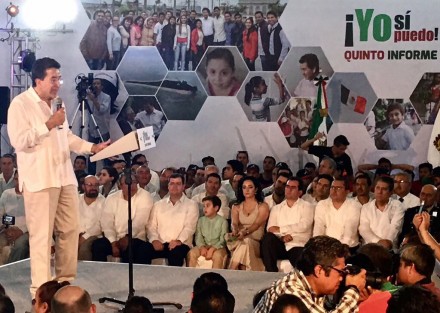 El senador Héctor Yunes Landa rindió en el Club de Leones de la ciudad de Veracruz su 5° Informe de Labores en el Senado de la República, ante invitados de la sociedad veracruzana así como priistas. 