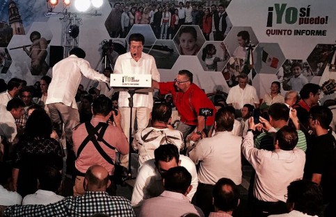 El senador Héctor Yunes Landa rindió en el Club de Leones de la ciudad de Veracruz su 5° Informe de Labores en el Senado de la República, ante invitados de la sociedad veracruzana así como priistas. 