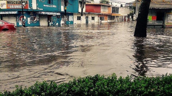 La fuerte lluvia que cayó este mediodía y primeras horas de la tarde en Xalapa, ocasionó algunas afectacones, sobre todo en puntos que por largo tiempo han sido conflictivos cuando se presentan torrrenciales aguaceros, tal como el cruce de la avenida Las Américas e Independencia. 
