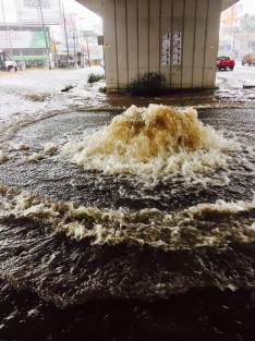 Brote de agua bajo el  puente Murillo Vidal por la gran cantidad de agua. 