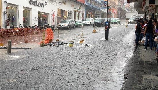 En el centro de la capital, quizá debido a que la obra aún está en proceso, o porque se olvidó la cantidad de  lluvia que cae en la ciudad, las calles se saturaron de agua, y la ampliación de la banqueta en Dr. Lucio se convirtió en un arroyo. 
