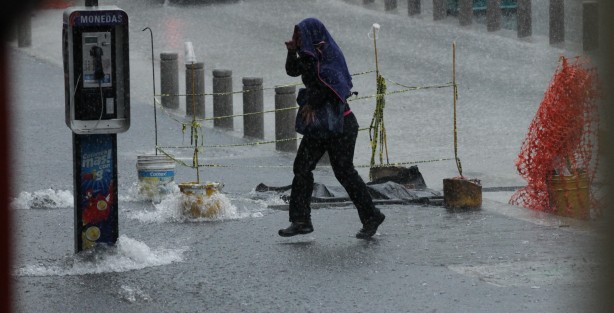 En el centro de la capital, quizá debido a que la obra aún está en proceso, o porque se olvidó la cantidad de  lluvia que cae en la ciudad, las calles se saturaron de agua, y la ampliación de la banqueta en Dr. Lucio se convirtió en un arroyo. 
