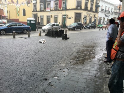 En el centro de la capital, quizá debido a que la obra aún está en proceso, o porque se olvidó la cantidad de  lluvia que cae en la ciudad, las calles se saturaron de agua, y la ampliación de la banqueta en Dr. Lucio se convirtió en un arroyo. 
