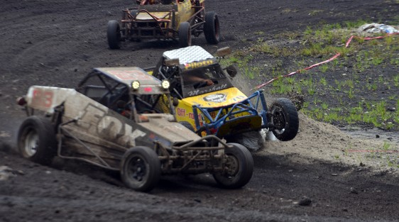 Como parte de los últimos eventos del Festival de las flores Xalapa llena de luz, se llevó a cabo la carrera de autos Off- Road en la explanada Ocotita en vecino municipio de Banderilla.
