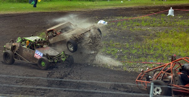 Como parte de los últimos eventos del Festival de las flores Xalapa llena de luz, se llevó a cabo la carrera de autos Off- Road en la explanada Ocotita en vecino municipio de Banderilla.
