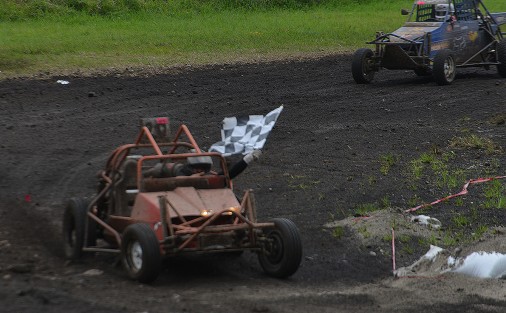 Como parte de los últimos eventos del Festival de las flores Xalapa llena de luz, se llevó a cabo la carrera de autos Off- Road en la explanada Ocotita en vecino municipio de Banderilla. Cientos de personas aficionadas y público en general derrocharon adrenalina al ver a estos bólidos correr  durante casi tres horas que duraron las competencias en su modalidad estándar y libre.
