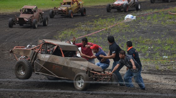Como parte de los últimos eventos del Festival de las flores Xalapa llena de luz, se llevó a cabo la carrera de autos Off- Road en la explanada Ocotita en vecino municipio de Banderilla. Cientos de personas aficionadas y público en general derrocharon adrenalina al ver a estos bólidos correr  durante casi tres horas que duraron las competencias en su modalidad estándar y libre.
