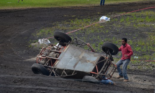 Como parte de los últimos eventos del Festival de las flores Xalapa llena de luz, se llevó a cabo la carrera de autos Off- Road en la explanada Ocotita en vecino municipio de Banderilla. Cientos de personas aficionadas y público en general derrocharon adrenalina al ver a estos bólidos correr  durante casi tres horas que duraron las competencias en su modalidad estándar y libre.
