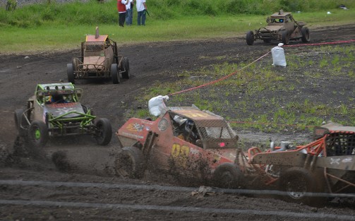 Como parte de los últimos eventos del Festival de las flores Xalapa llena de luz, se llevó a cabo la carrera de autos Off- Road en la explanada Ocotita en vecino municipio de Banderilla. Cientos de personas aficionadas y público en general derrocharon adrenalina al ver a estos bólidos correr  durante casi tres horas que duraron las competencias en su modalidad estándar y libre.
