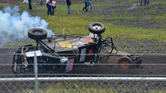 Como parte de los últimos eventos del Festival de las flores Xalapa llena de luz, se llevó a cabo la carrera de autos Off- Road en la explanada Ocotita en vecino municipio de Banderilla. Cientos de personas aficionadas y público en general derrocharon adrenalina al ver a estos bólidos correr durante casi tres horas que duraron las competencias en su modalidad estándar y libre. 