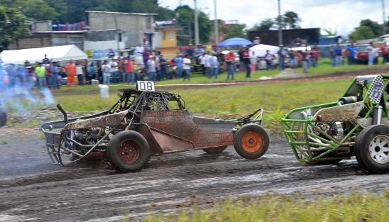Como parte de los últimos eventos del Festival de las flores Xalapa llena de luz, se llevó a cabo la carrera de autos Off- Road en la explanada Ocotita en vecino municipio de Banderilla. Cientos de personas aficionadas y público en general derrocharon adrenalina al ver a estos bólidos correr durante casi tres horas que duraron las competencias en su modalidad estándar y libre. 