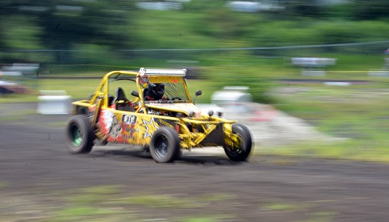 Como parte de los últimos eventos del Festival de las flores Xalapa llena de luz, se llevó a cabo la carrera de autos Off- Road en la explanada Ocotita en vecino municipio de Banderilla. Cientos de personas aficionadas y público en general derrocharon adrenalina al ver a estos bólidos correr durante casi tres horas que duraron las competencias en su modalidad estándar y libre. 