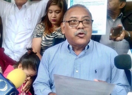 Representantes del Movimiento de Concesionarios y Conductores Transportistas en el estado de Veracruz, anunciaron que están presentando a las autoridades federales su inconformidad con las disposiciones del Gobierno del Estado de Veracruz, por el gran desembolso que les genera el proceso de reordenamiento vial, sin tomar en cuenta la crisis económica que también afecta al gremio transportista. .