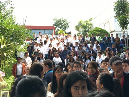 La comunidad universitaria de la Facultad de Ingeniería Química realizó una oración por el descanso de su compañero Augusto, quien el fin de semana perdiera la vida a manos de unos asaltantes.