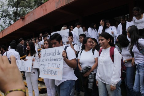Posteriormente se manifestaron frente a los edificios de la facultad en demanda de justicia para su compañero y seguridad para todos los estudiantes. Mandaron el mensaje al gobernador del Estado, de que no todos los muertos por la violencia están involucrados en la delincuencia. También están matando a gente buena.