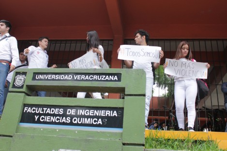Posteriormente se manifestaron frente a los edificios de la facultad en demanda de justicia para su compañero y seguridad para todos los estudiantes. Mandaron el mensaje al gobernador del Estado, de que no todos los muertos por la violencia están involucrados en la delincuencia. También están matando a gente buena.