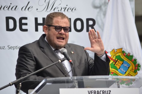 El Secretario de Finanzas, Guillermo Moteno Chazarini, y el Subsecretario de Ingresos, Alejandro Salas, en las guardias de honor en Los Berros, confirmaron el despido de burócratas del gobierno para los próximos días y otros más que será antes de finalizar el año, lo que pone en jaque a cientos de trabajadores quienes ahora quedarán desempleados. 