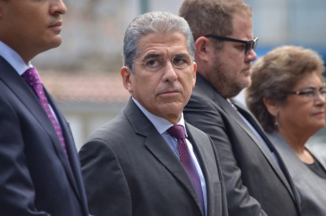 El Secretario de Finanzas, Guillermo Moteno Chazarini, y el Subsecretario de Ingresos, Alejandro Salas, en las guardias de honor en Los Berros, confirmaron el despido de burócratas del gobierno para los próximos días y otros más que será antes de finalizar el año, lo que pone en jaque a cientos de trabajadores quienes ahora quedarán desempleados. 