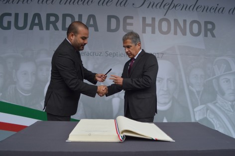 El Secretario de Finanzas, Guillermo Moteno Chazarini, y el Subsecretario de Ingresos, Alejandro Salas, en las guardias de honor en Los Berros, confirmaron el despido de burócratas del gobierno para los próximos días y otros más que será antes de finalizar el año, lo que pone en jaque a cientos de trabajadores quienes ahora quedarán desempleados. 