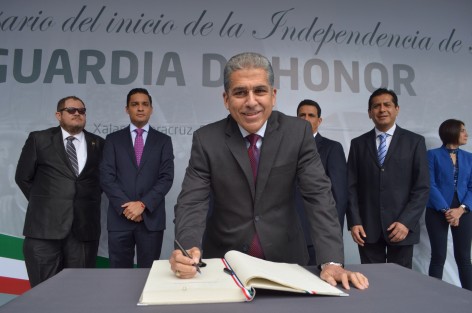 El Secretario de Finanzas, Guillermo Moteno Chazarini, y el Subsecretario de Ingresos, Alejandro Salas, en las guardias de honor en Los Berros, confirmaron el despido de burócratas del gobierno para los próximos días y otros más que será antes de finalizar el año, lo que pone en jaque a cientos de trabajadores quienes ahora quedarán desempleados. 