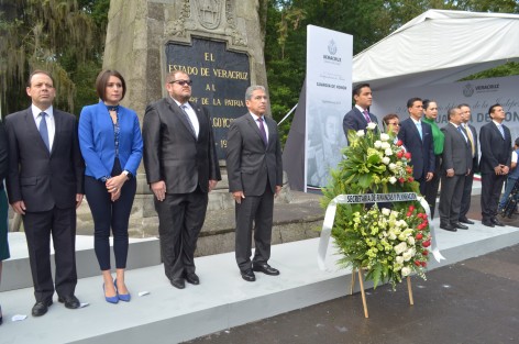 El Secretario de Finanzas, Guillermo Moteno Chazarini, y el Subsecretario de Ingresos, Alejandro Salas, en las guardias de honor en Los Berros, confirmaron el despido de burócratas del gobierno para los próximos días y otros más que será antes de finalizar el año, lo que pone en jaque a cientos de trabajadores quienes ahora quedarán desempleados. 