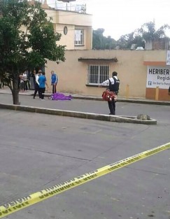 Un comerciante, presuntamente dueño de  un bar, fue asesinado aproximadamente a la 11:30 de este lunes en la calle Manuel María Contreras, en la colonia Rafael Lucio, en Xalapa, al ser interceptado por sujetos armados quienes le dispararon en varias ocasiones. 