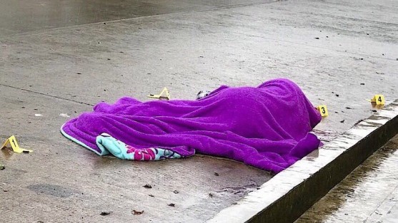 Un comerciante, presuntamente dueño de un bar, fue asesinado aproximadamente a la 11:30 de este lunes en la calle Manuel María Contreras, en la colonia Rafael Lucio, en Xalapa, al ser interceptado por sujetos armados quienes le dispararon en varias ocasiones.
