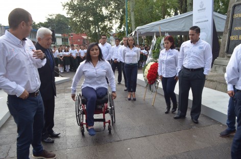 María de los Ángeles Ortiz Hernández, titular del Instituto Veracruzano del Deporte, acudió al Paraue de los Berros con personal de esta dependencia para rendir guardia de honor al Padre de la Patria.