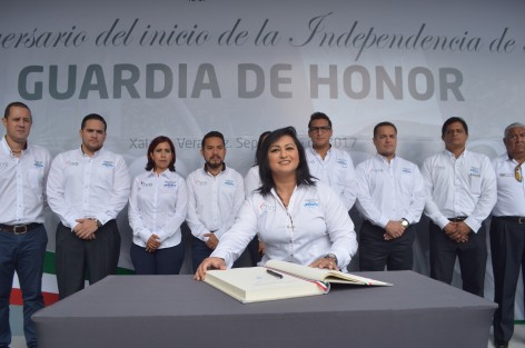 María de los Ángeles Ortiz Hernández, titular del Instituto Veracruzano del Deporte, acudió al Paraue de los Berros con personal de esta dependencia para rendir guardia de honor al Padre de la Patria.