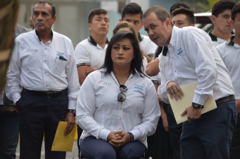 María de los Ángeles Ortiz Hernández, titular del Instituto Veracruzano del Deporte, acudió al Paraue de los Berros con personal de esta dependencia para rendir guardia de honor al Padre de la Patria.
