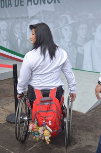 María de los Ángeles Ortiz Hernández, titular del Instituto Veracruzano del Deporte, acudió al Paraue de los Berros con personal de esta dependencia para rendir guardia de honor al Padre de la Patria.