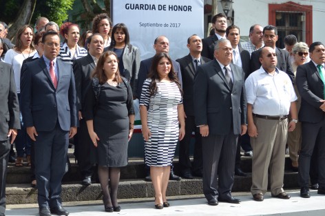 El Director General del Colegio de Bachilleres, Abel Pérez Arziniega y la líder de trabajadores del COBAEV, Erika Ayala Ríos, acompañados por personal de esta dependencia, rindieron guardia de honor en el mes patrio a don Miguel Hidalgo en el Parque de los Berros. 