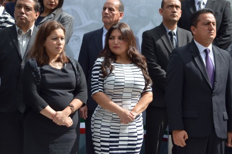 El Director General del Colegio de Bachilleres, Abel Pérez Arziniega y la líder de trabajadores del COBAEV, Erika Ayala Ríos, acompañados por personal de esta dependencia, rindieron guardia de honor en el mes patrio a don Miguel Hidalgo en el Parque de los Berros. 