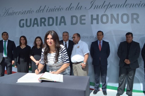 El Director General del Colegio de Bachilleres, Abel Pérez Arziniega y la líder de trabajadores del COBAEV, Erika Ayala Ríos, acompañados por personal de esta dependencia, rindieron guardia de honor en el mes patrio a don Miguel Hidalgo en el Parque de los Berros. 