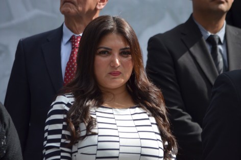 El Director General del Colegio de Bachilleres, Abel Pérez Arziniega y la líder de trabajadores del COBAEV, Erika Ayala Ríos, acompañados por personal de esta dependencia, rindieron guardia de honor en el mes patrio a don Miguel Hidalgo en el Parque de los Berros. 
