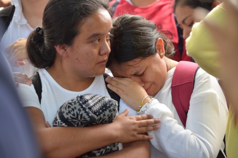 Visiblemente afectados j,óvenes estudiantes de la Facultad de Ingeniería Química de la UV, recordaron a su compañero Augusto, quien perdiera la vida en un asalto. 