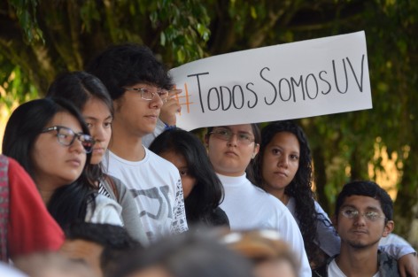 Visiblemente afectados j,óvenes estudiantes de la Facultad de Ingeniería Química de la UV, recordaron a su compañero Augusto, quien perdiera la vida en un asalto. 