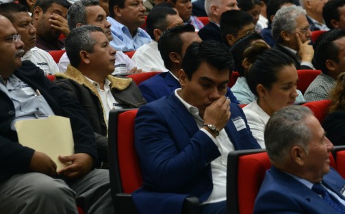 El gobernador Miguel Ángel Yunes prometió a los alcaldes entrantes que las participaciones federales serán ministradas a los municipios en tiempo y forma tan proto como el gobierno del estado las reciba, lo cual aplaudieron los ediles electos. 