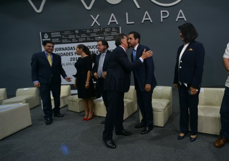 Yunes Linares pidió a las autoridades electas no intervenir en el próximo proceso electoral a favor de los candidatos de sus partidos, y que dejen que sea su trabajo el que se gane el apoyo de los ciudadanos.