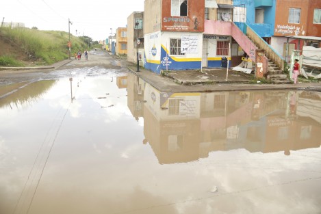 Las calles fraccionamiento El Oasis, al norte de la ciudad de Veracruz, fueron afectadas con deslaves y encharcamientos por la lluvia que cayó en la zona conurbada.
