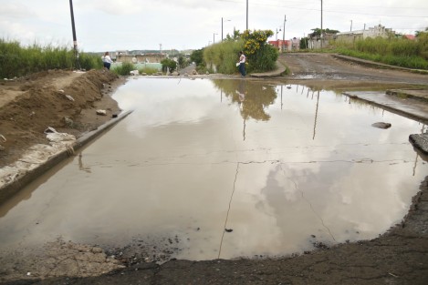 Las calles fraccionamiento El Oasis, al norte de la ciudad de Veracruz, fueron afectadas con deslaves y encharcamientos por la lluvia que cayó en la zona conurbada.