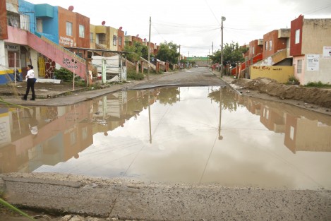 Las calles fraccionamiento El Oasis, al norte de la ciudad de Veracruz, fueron afectadas con deslaves y encharcamientos por la lluvia que cayó en la zona conurbada.