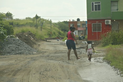 Las calles fraccionamiento El Oasis, al norte de la ciudad de Veracruz, fueron afectadas con deslaves y encharcamientos por la lluvia que cayó en la zona conurbada.