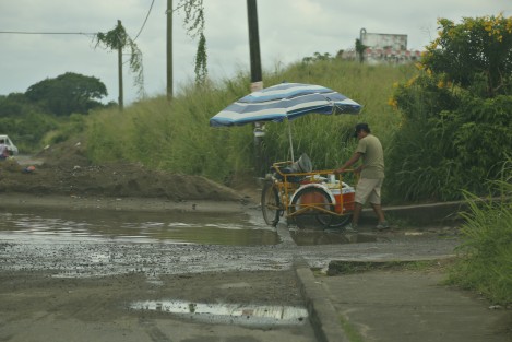 Las calles fraccionamiento El Oasis, al norte de la ciudad de Veracruz, fueron afectadas con deslaves y encharcamientos por la lluvia que cayó en la zona conurbada.
